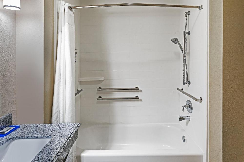 Queen Room with Two Queen Beds - Hearing Accessible interior